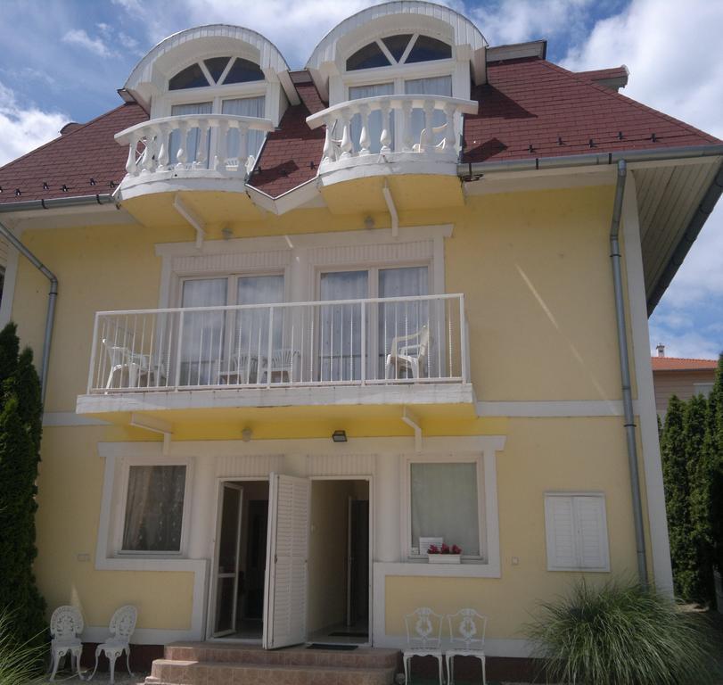 Crystal Es Susanne Panzio Bed & Breakfast Siófok Rom bilde