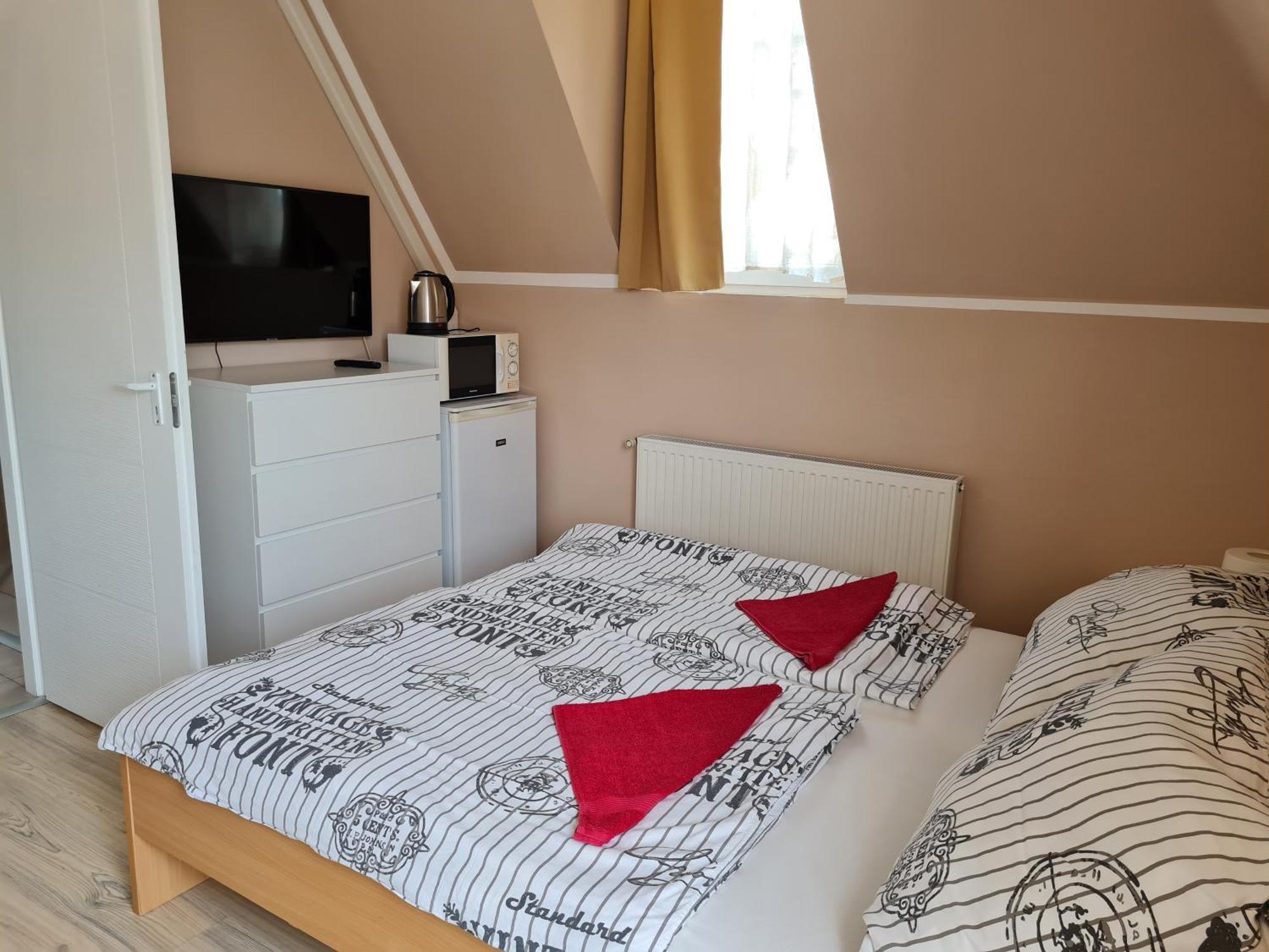 Crystal Es Susanne Panzio Bed & Breakfast Siófok Eksteriør bilde