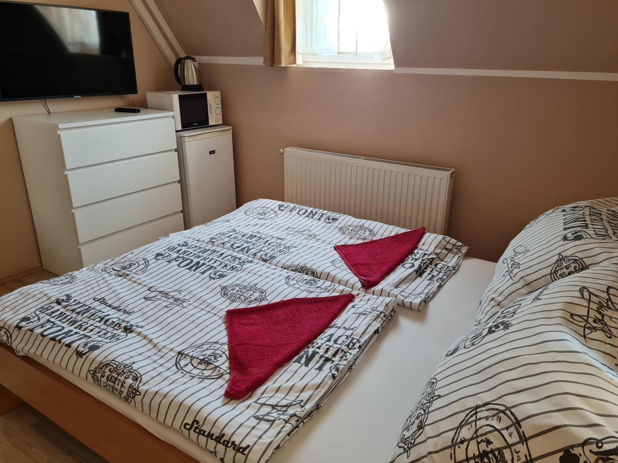 Crystal Es Susanne Panzio Bed & Breakfast Siófok Eksteriør bilde