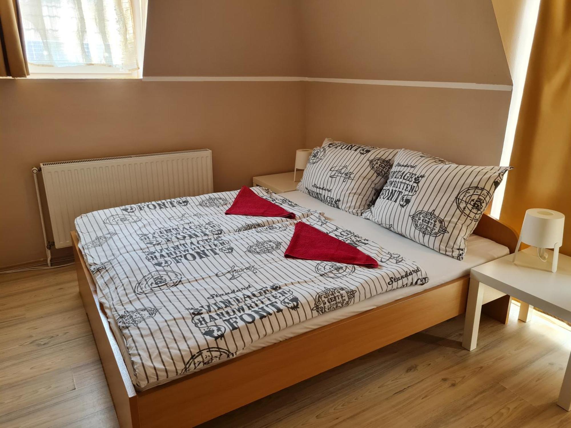 Crystal Es Susanne Panzio Bed & Breakfast Siófok Eksteriør bilde