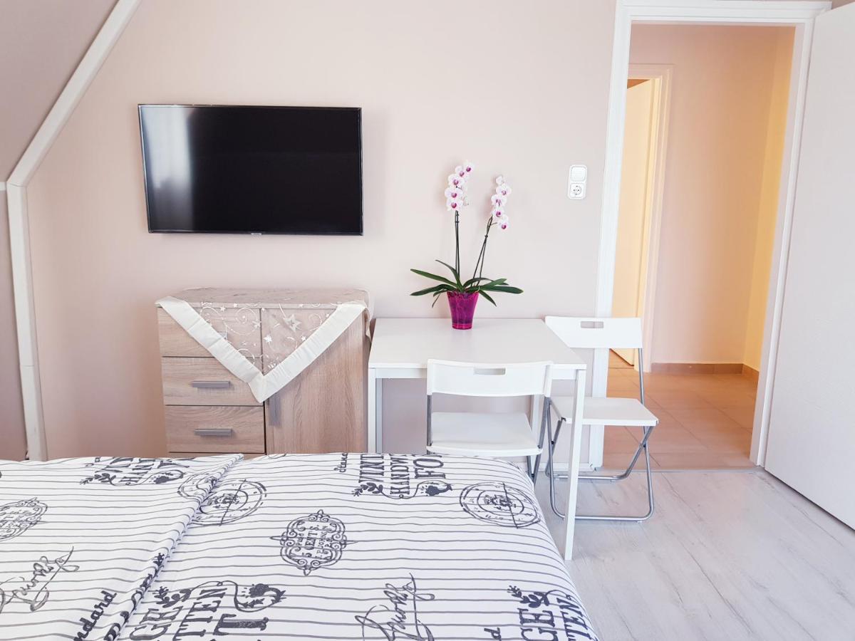 Crystal Es Susanne Panzio Bed & Breakfast Siófok Eksteriør bilde